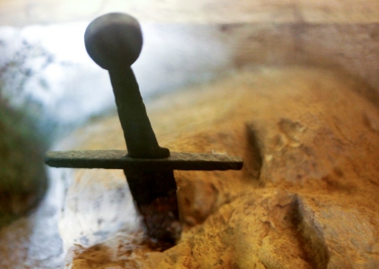 Olaszország kard kőben rejtély