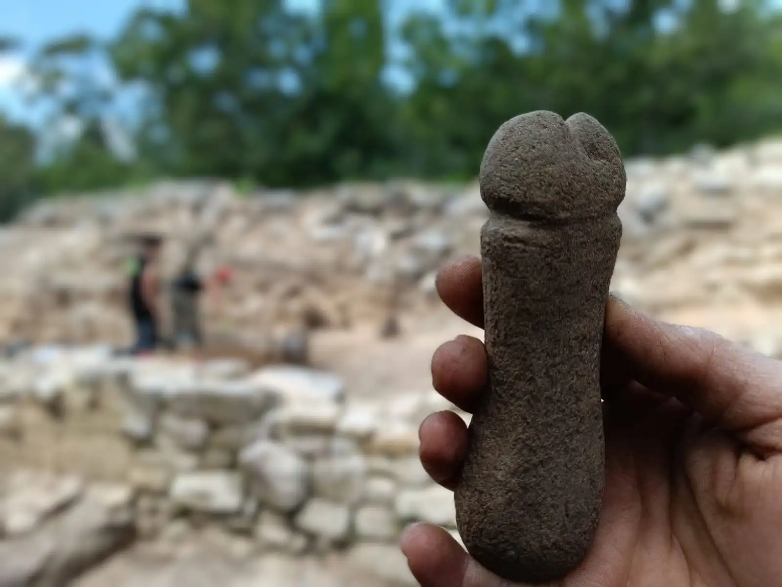 pénisz alakú kő