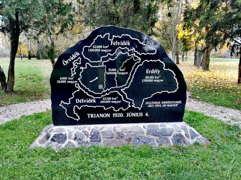 trianon_emlékmű