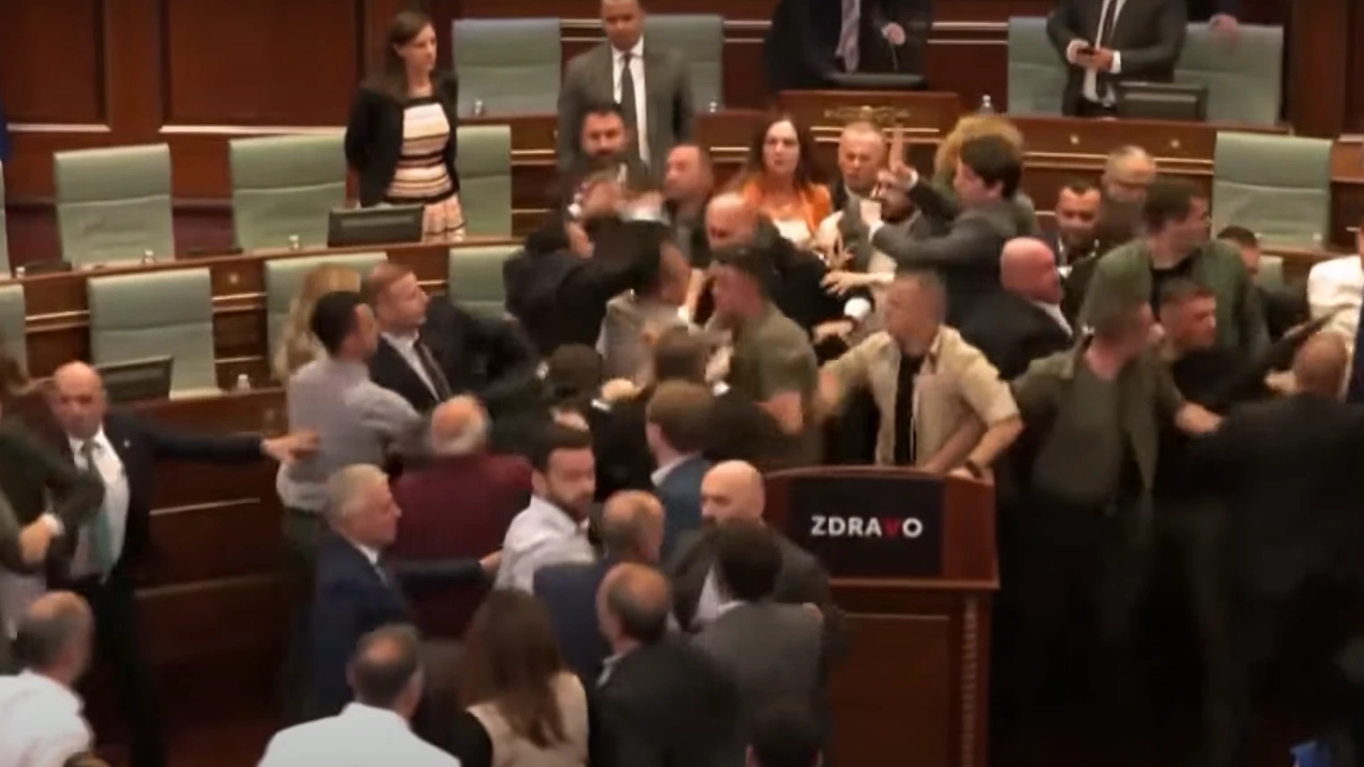 Tömegverekedés a parlamentben