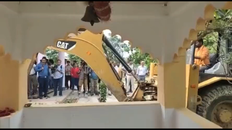 india férfi ledózerolt ház őslakos fiatal