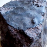 NWA 13188 meteorit közelről