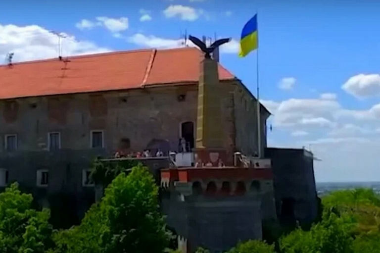 A munkácsi vár a turulszoborral
