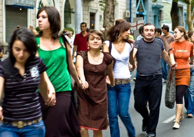 Azaz a lánc mindösszesen 6 tagból kell álljon ahhoz, hogy bárkit bárkivel össze lehessen kötni