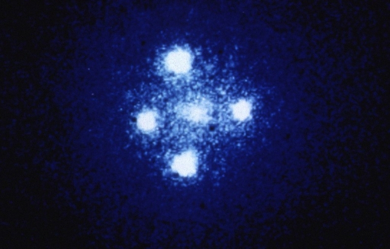 Einstein-kereszt univerzum téridő