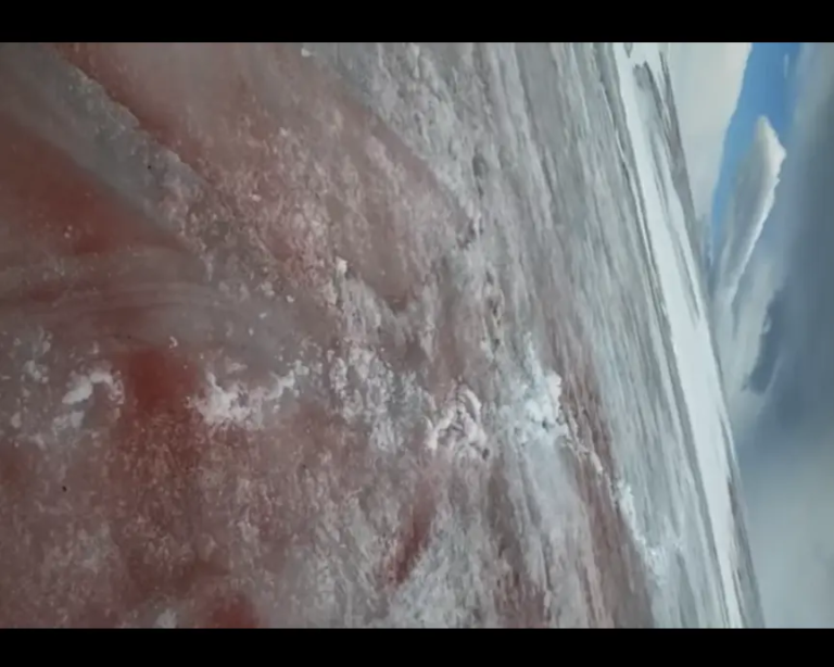 Vérvörös lett egy oroszországi gleccser