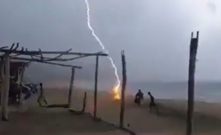 Hatalmas villám csapott le a tengerparton, ez történt az emberekkel
