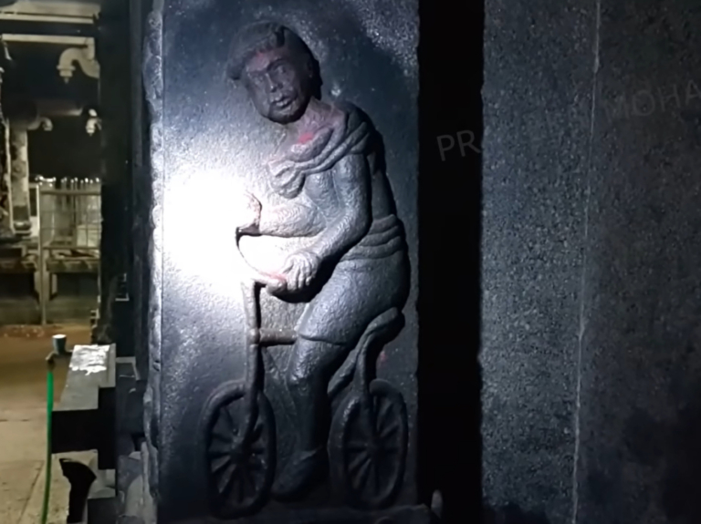 indiai templom bicilkiző ember faragványa