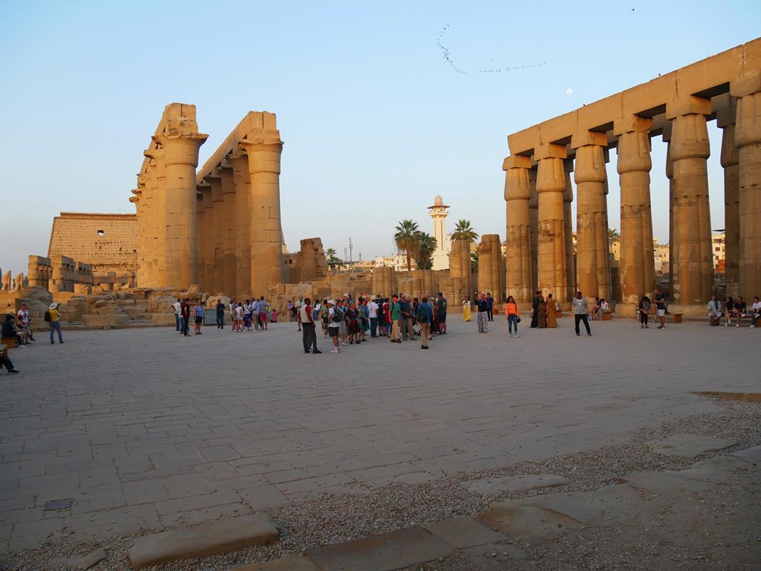 A nagy oszlopcsarnok és III. Amenhotep udvara