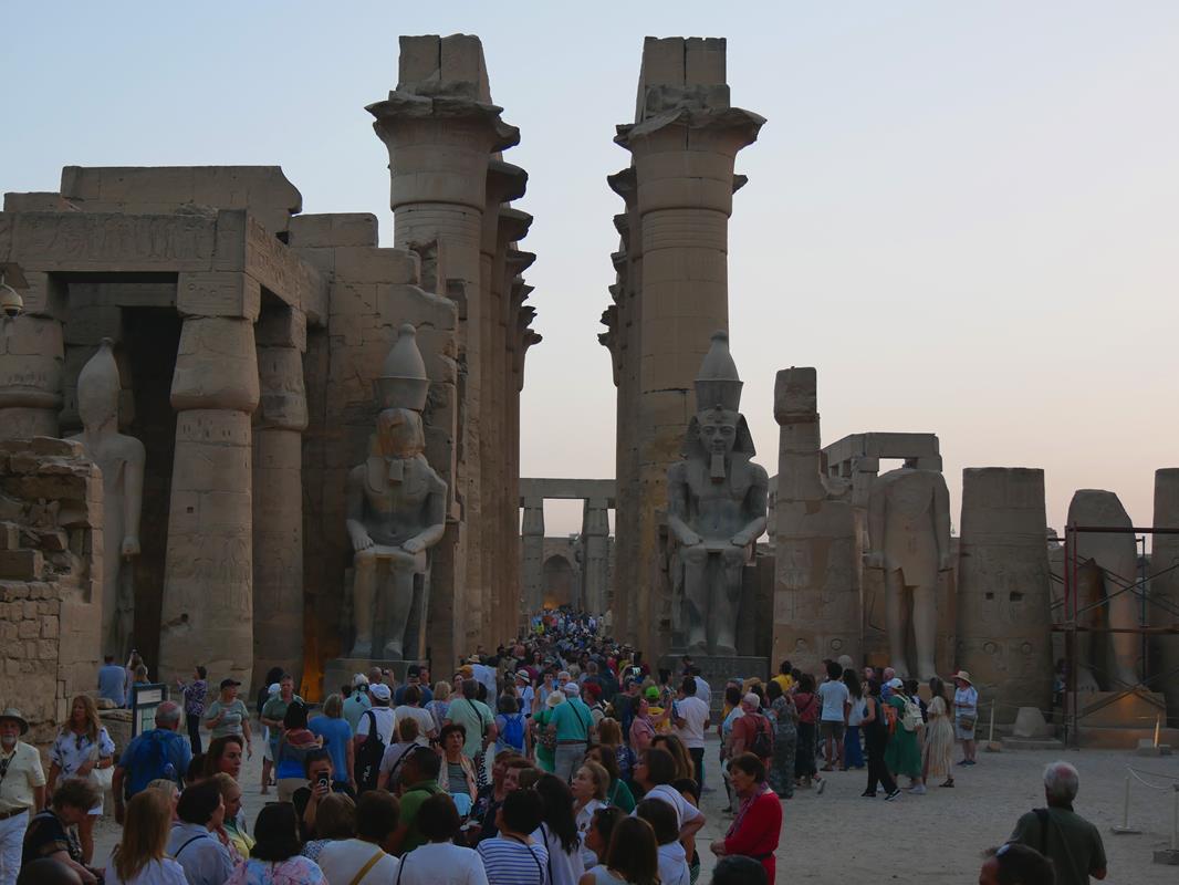 II. Ramszesz udvara Luxorban