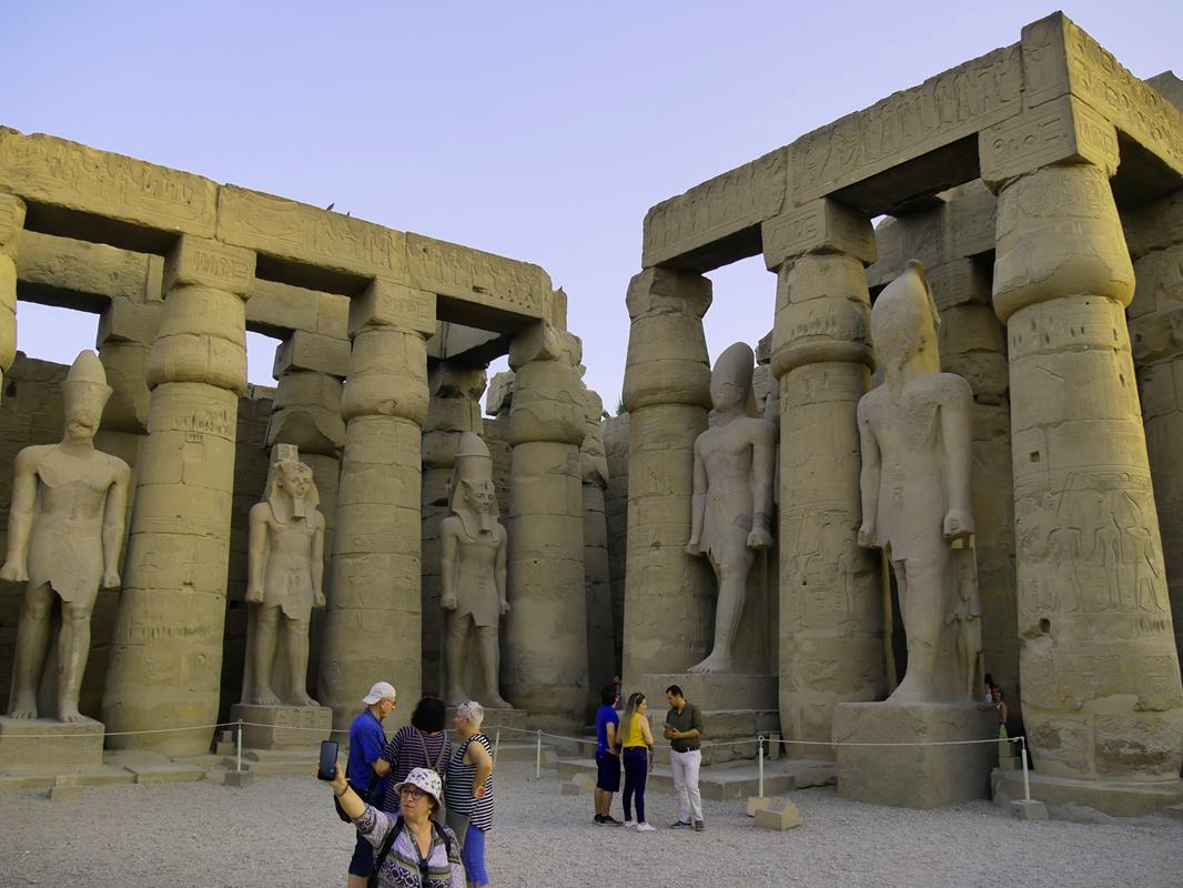 II. Ramszesz udvarának gigantikus szobrai