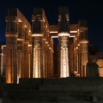 III. Amenhotep oszlopai éjszaka