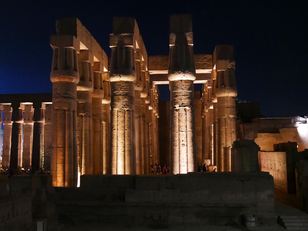 III. Amenhotep oszlopai éjszaka