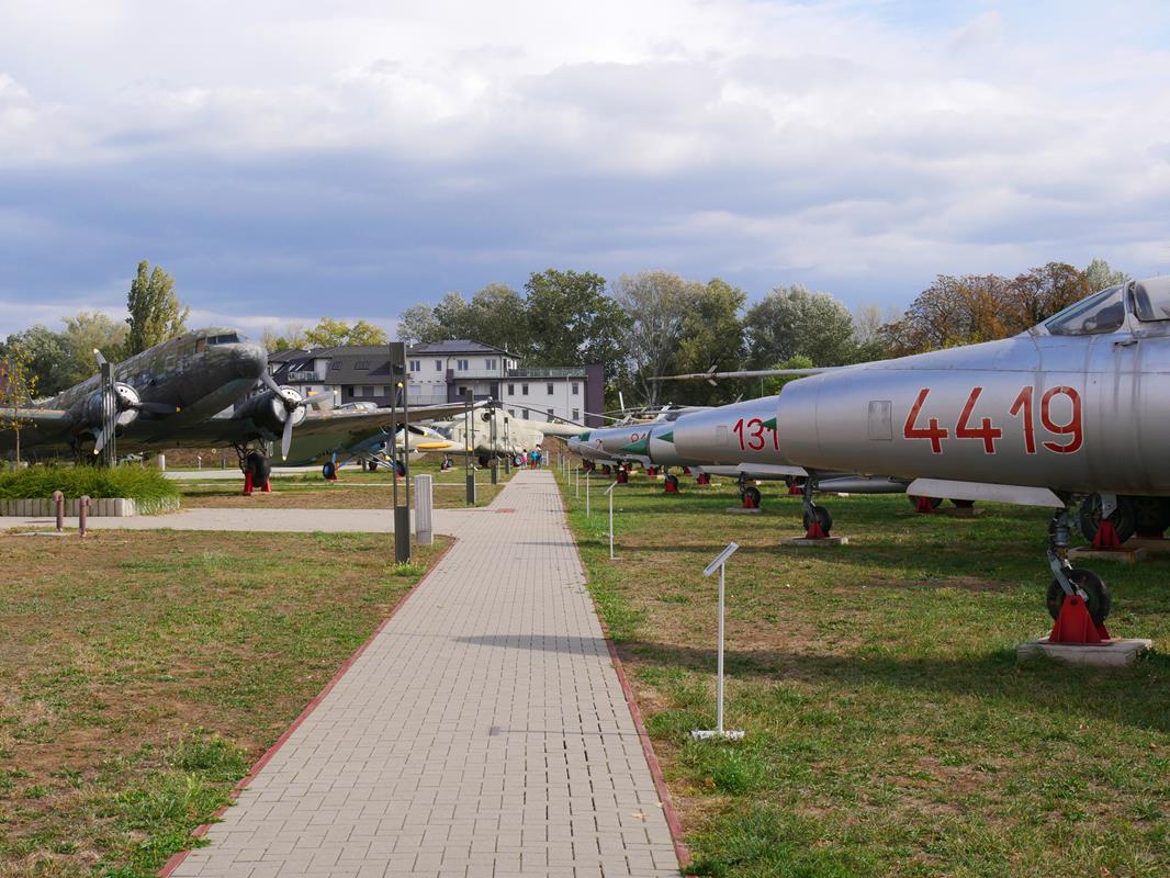 Li-2, MiG vadászok