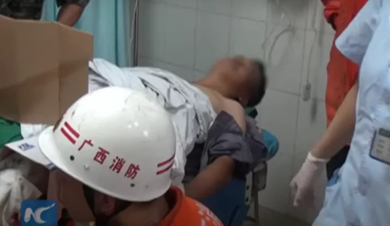 Öt acélcső állt ki a fickóból