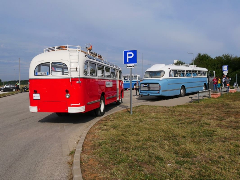 Retro Ikarus buszmegálló