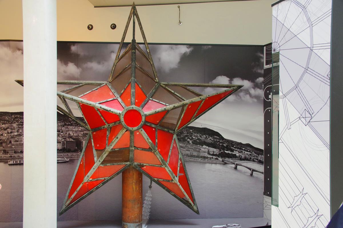 A vörös csillag a parlament tetejéről