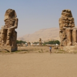 III. Amenhotep hatalmas ülő szobrai