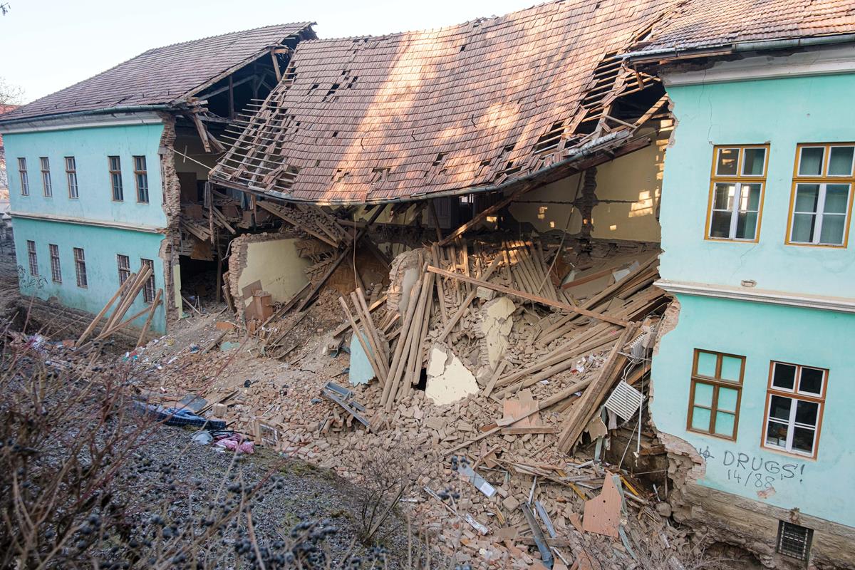 Leomlott egy székelyudvarhelyi diákotthon külső fala, gyermekek szorultak a romok alá. Fotó: MTI