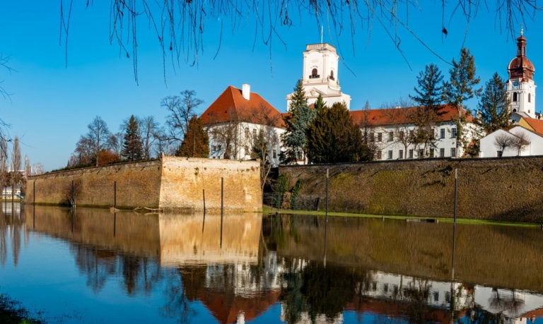 A vár falainál az áradó Rába