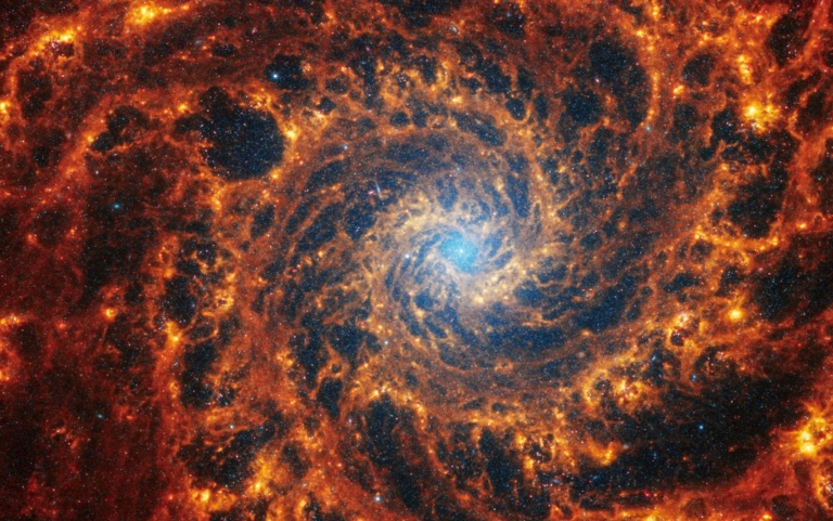 NGC 628 spirálgalaxis JWST