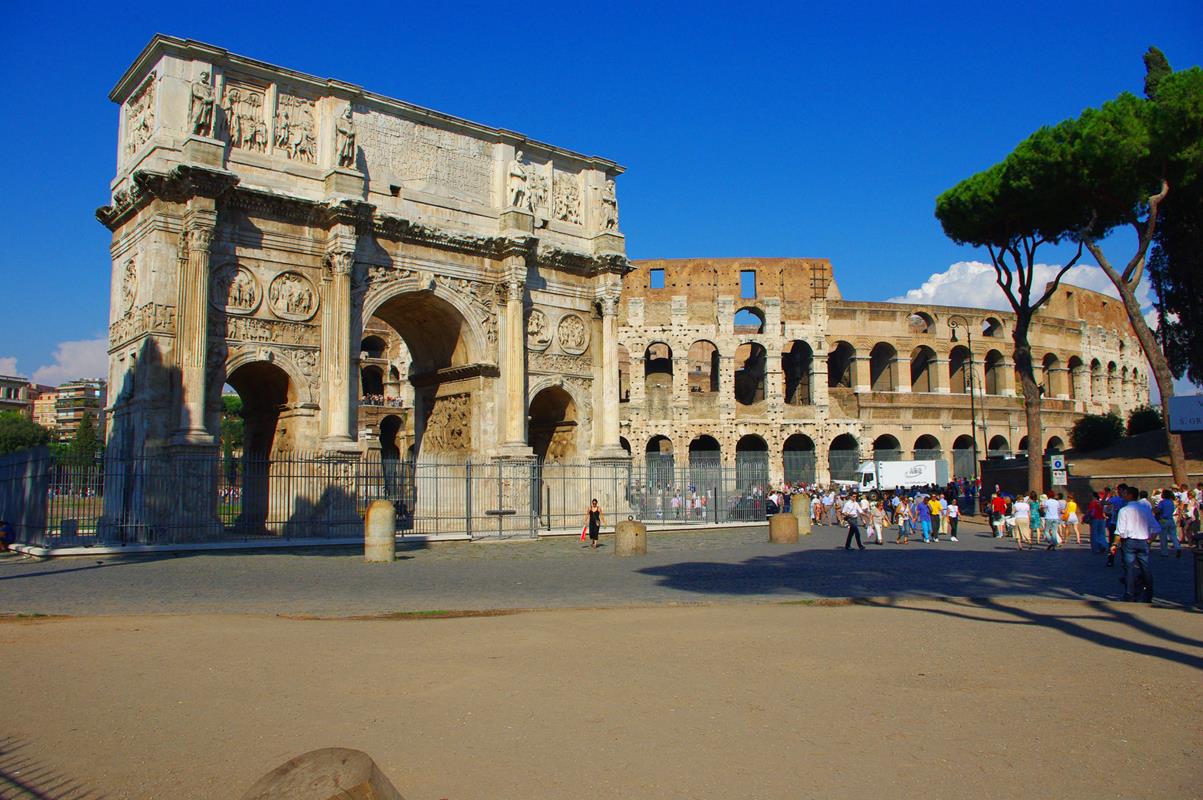 Constantinus diadalíve és a Colosseum