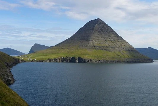 Nem ember építette a Feröer-szigetek hatalmas piramisait