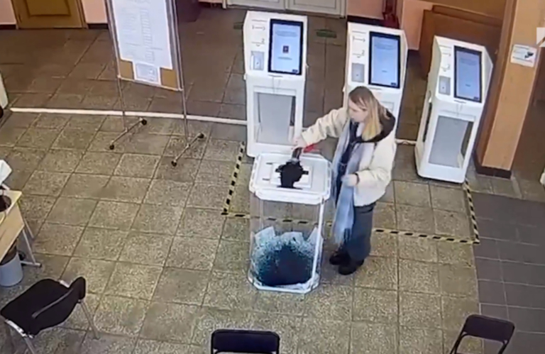 tinta orosz választás Putyin szavazóurnák