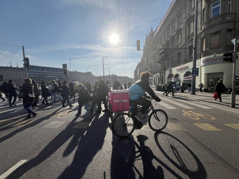 magyarok utca nép emberek Budapest Magyarország foodora