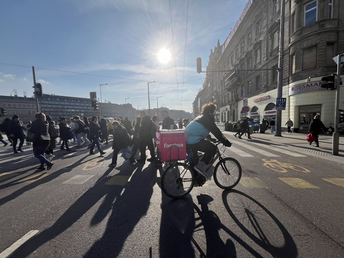 magyarok utca nép emberek Budapest Magyarország foodora