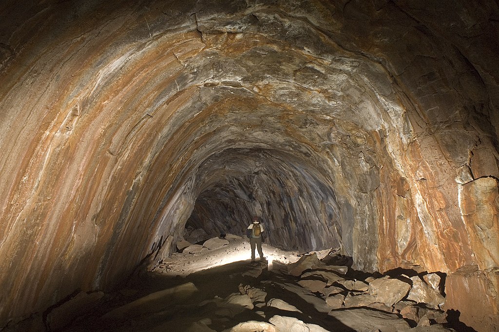 lávacső barlang ősi emberek szaúdi arábia
