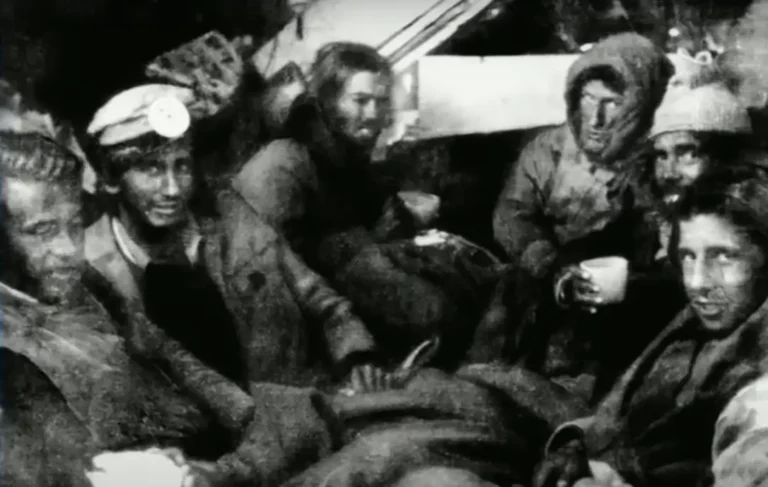 Nem volt más választásuk, elkezdték megenni a barátaikat