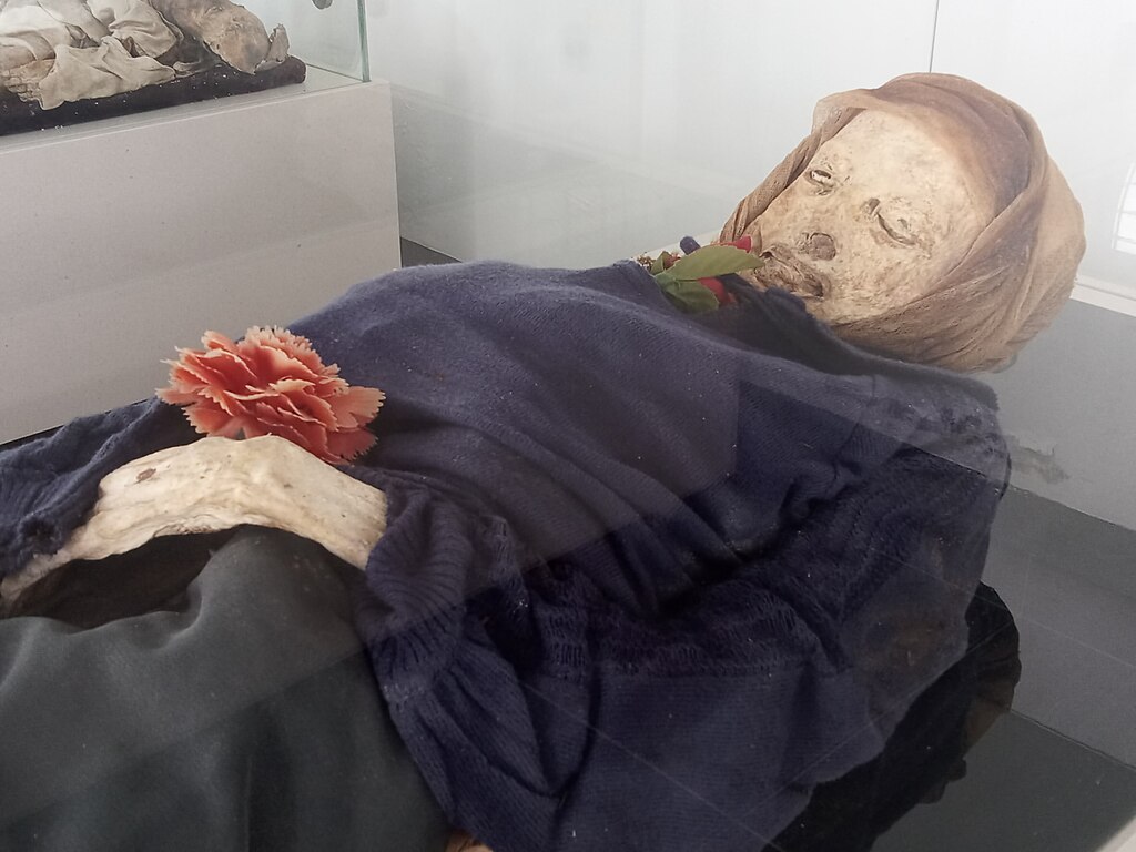 Egy "mosolygó" holttest a San Bernardó-i mauzóleumban kiállítva