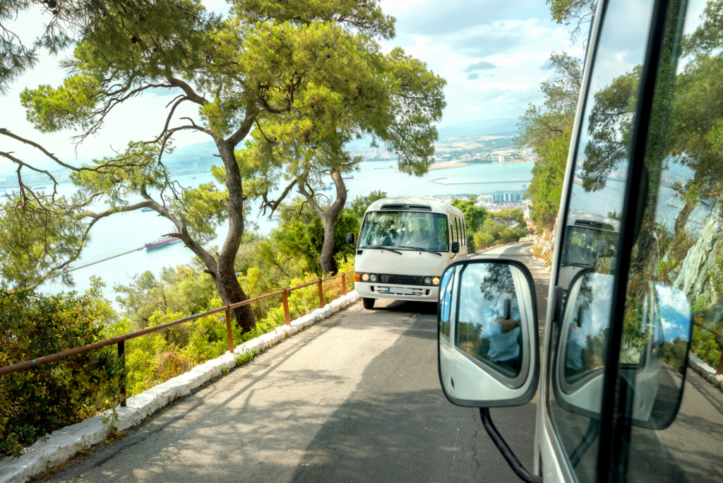 A gibraltári hegyekben a helyi turistabuszok közlekednek