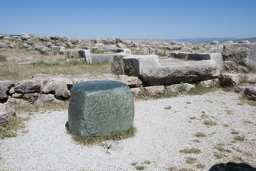 Hattuszasz templom zöld kő monolit