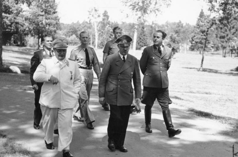 Hermann Göring, Adolf Hitler, Albert Speer a Farkasverem területén, séta közben
