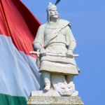árpád szobor trón