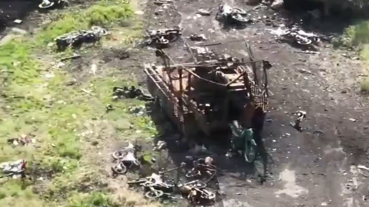 orosz hadsereg katonák motoron Oroszország Ukrajna háború