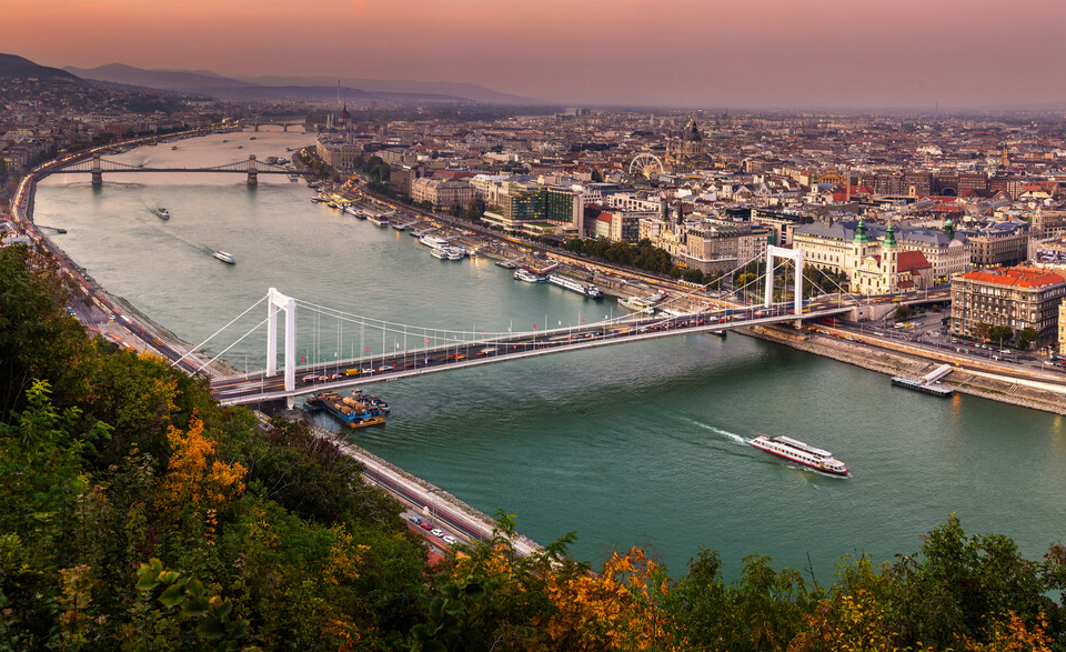 erzsébet híd duna budapest középkori kard