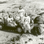 Az Apollo 16 űrhajósai, ahogy a holdraszállásra készülnek