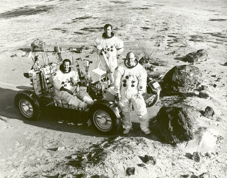 Az Apollo 16 űrhajósai, ahogy a holdraszállásra készülnek