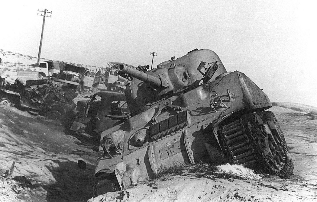 Megrongálódott egyiptomi tank a Sinai-félszigeten (Wikipédia)