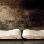 Biblia, nyitott biblia, régészet