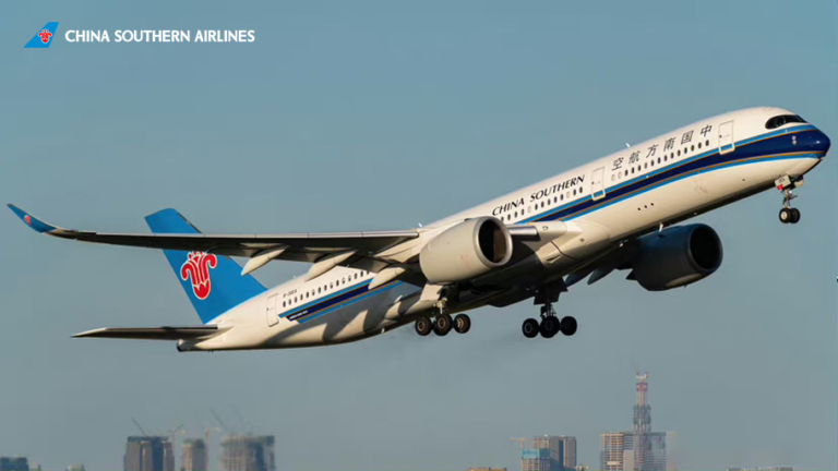 Rejtélyes haláleset történt a China Southern Airlines Budapesten leszálló járatának fedélzetén.Fotó: L: FB/China Southern Airlines
