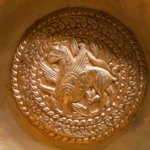 Lapos csésze központi griffje