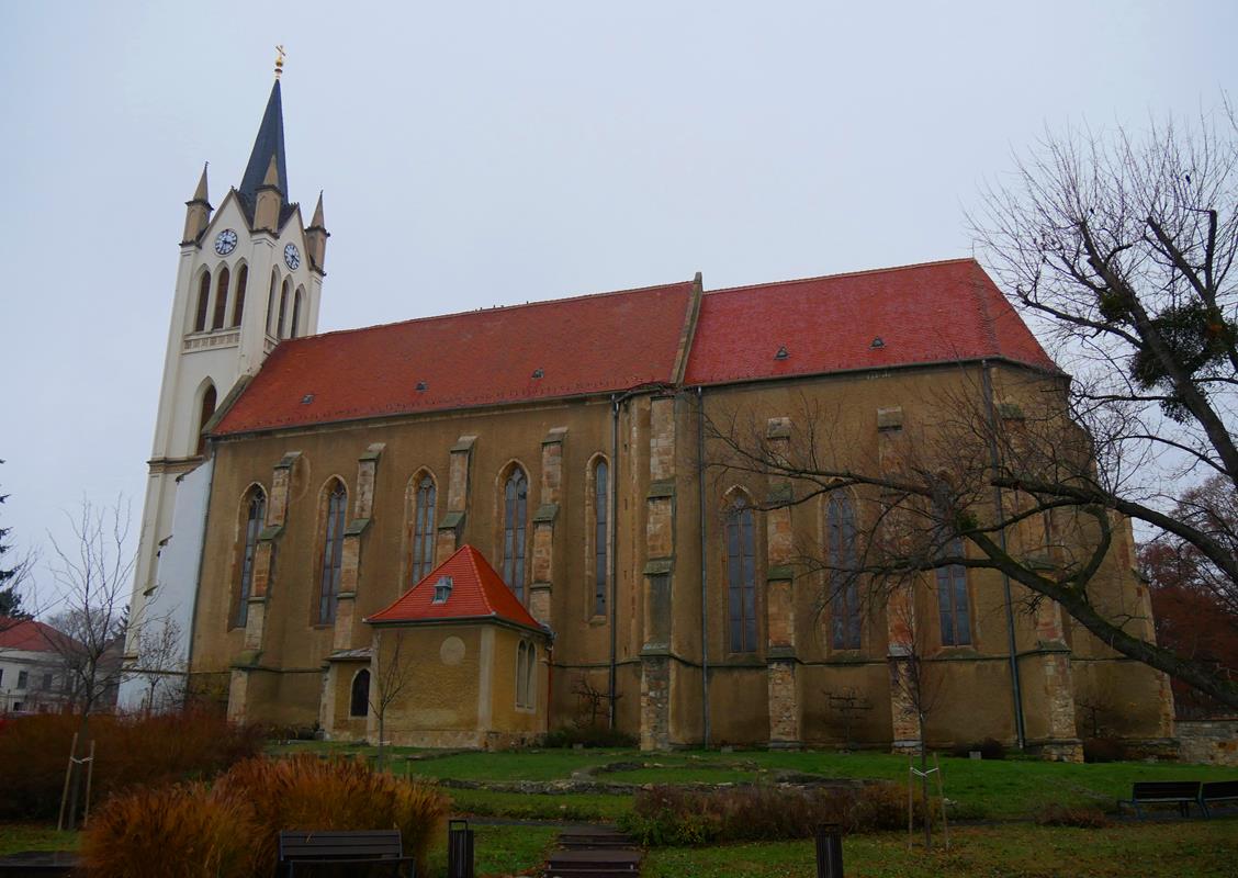 A templom előtérben az erődítés romjaival