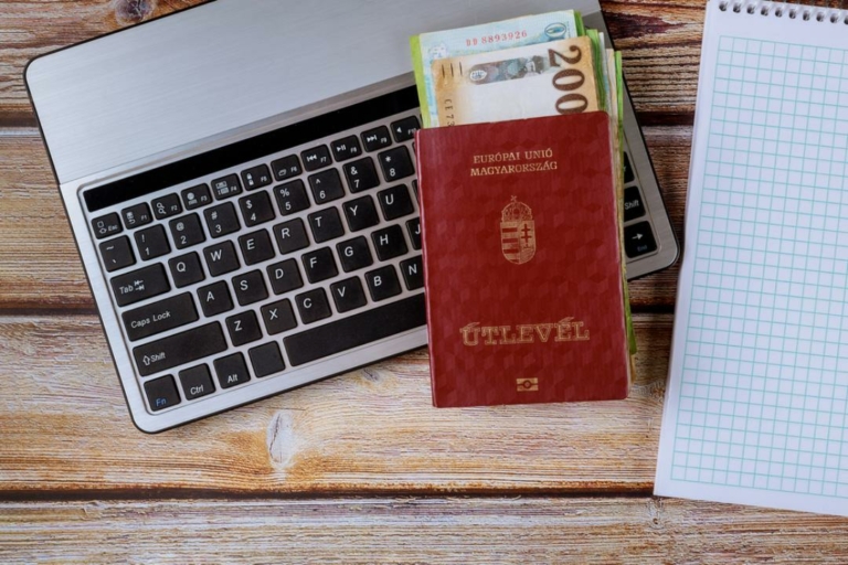 Magyar útlevél erős forint külföldi nyaralás fizetőeszköz ujjlenyomat