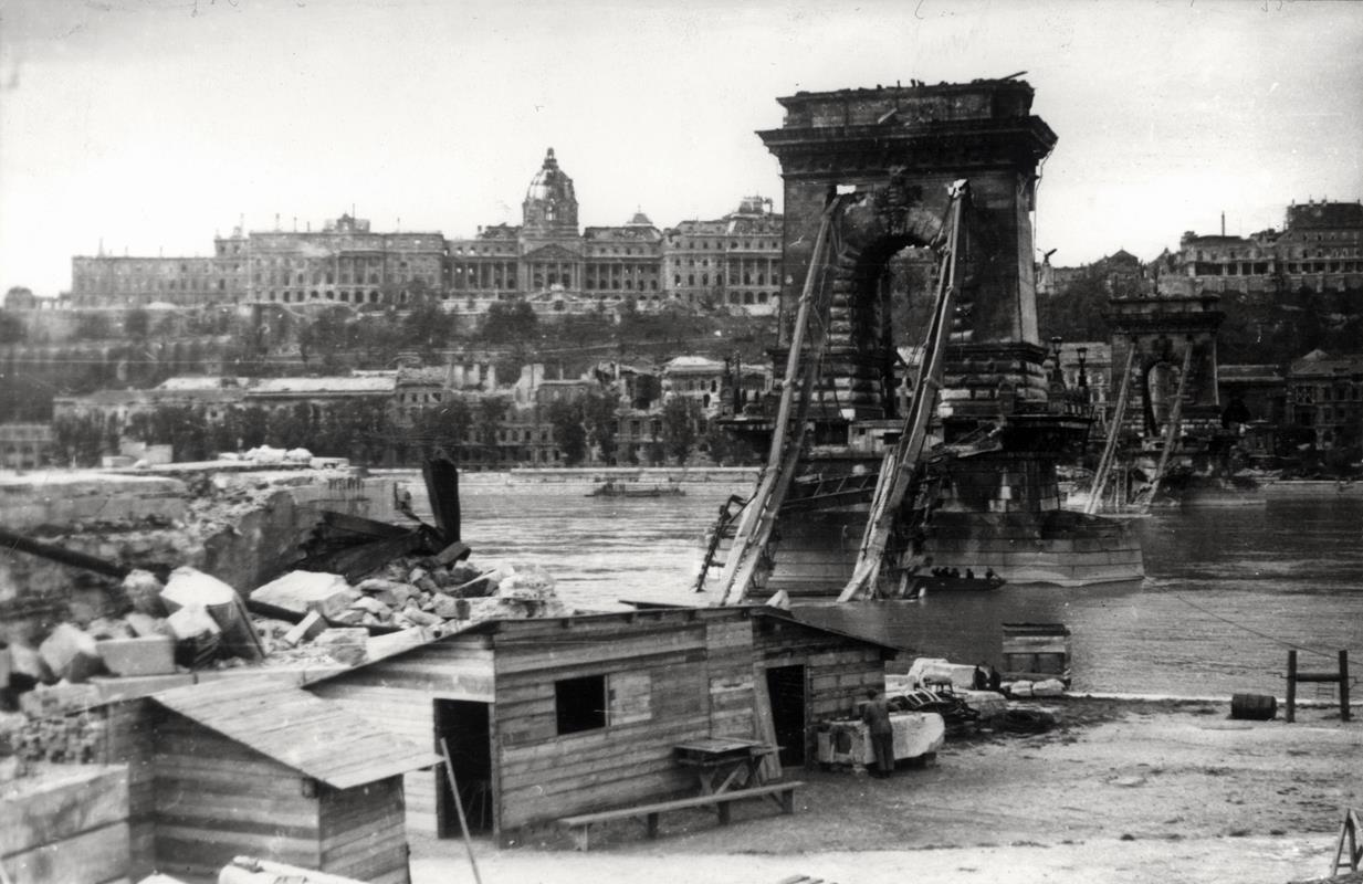 A felrobbantott Lánchíd 1945 Budapest ostroma