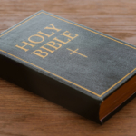 biblia szerzők ki írta