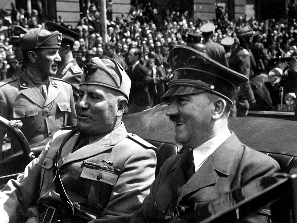 Hitler Mussolini karlendítés fasizmus nácizmus